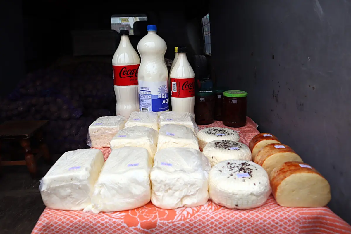 молоко, сыры на ярмарке