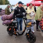 люди на ярмарке закупаются