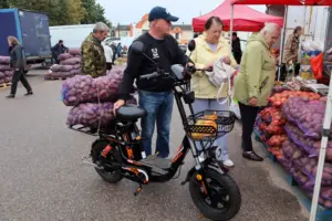 люди на ярмарке закупаются