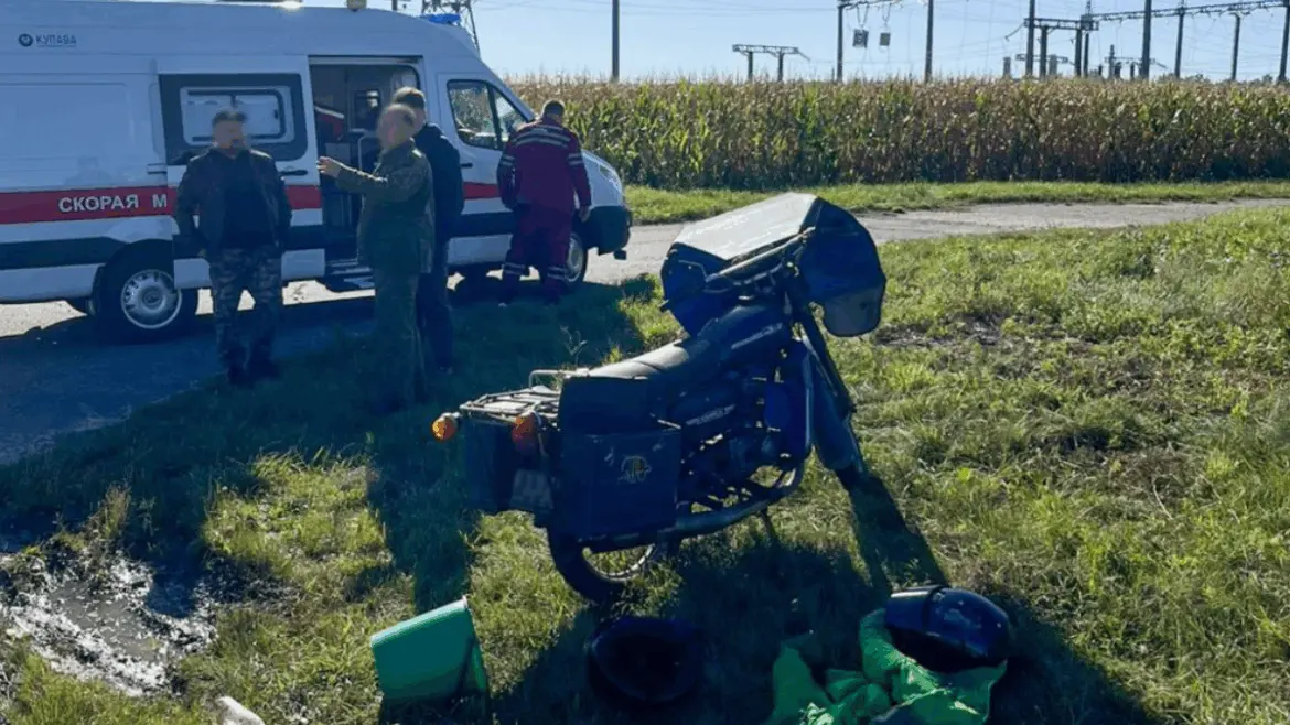 на фоне мотоцикла стоит скорая помощь