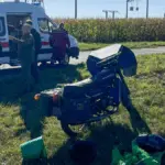 на фоне мотоцикла стоит скорая помощь