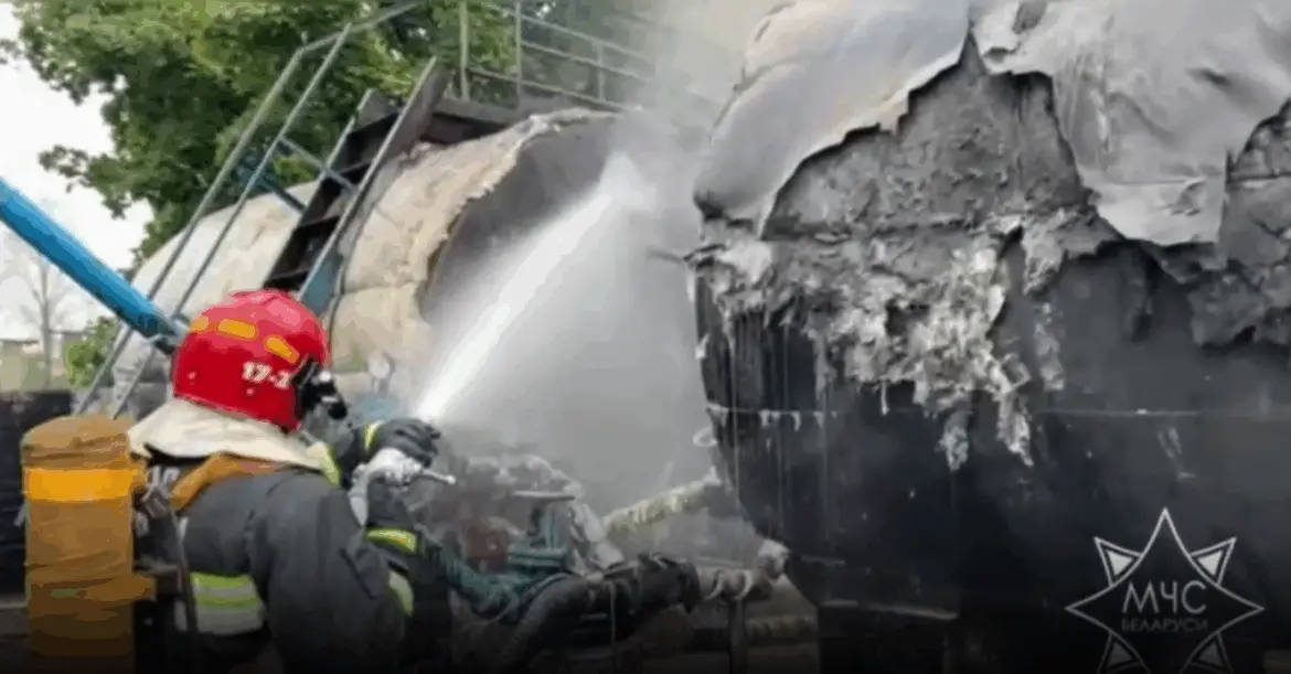 пожарные проливают все пеной