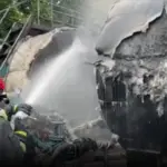 пожарные проливают все пеной