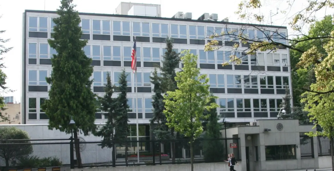 США ужесточили правила записи на визовые собеседования здание посольства США в Варшаве