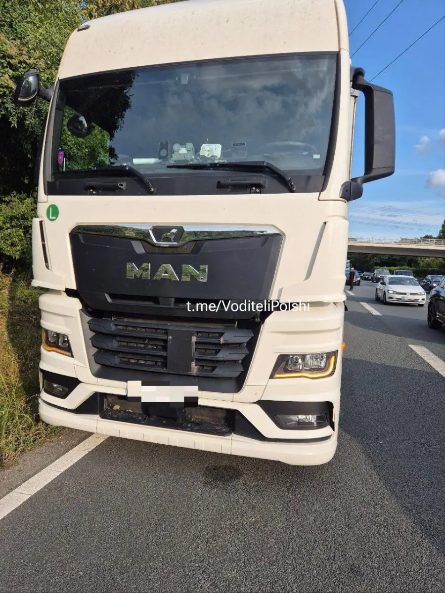 машина на трассе в Германии 