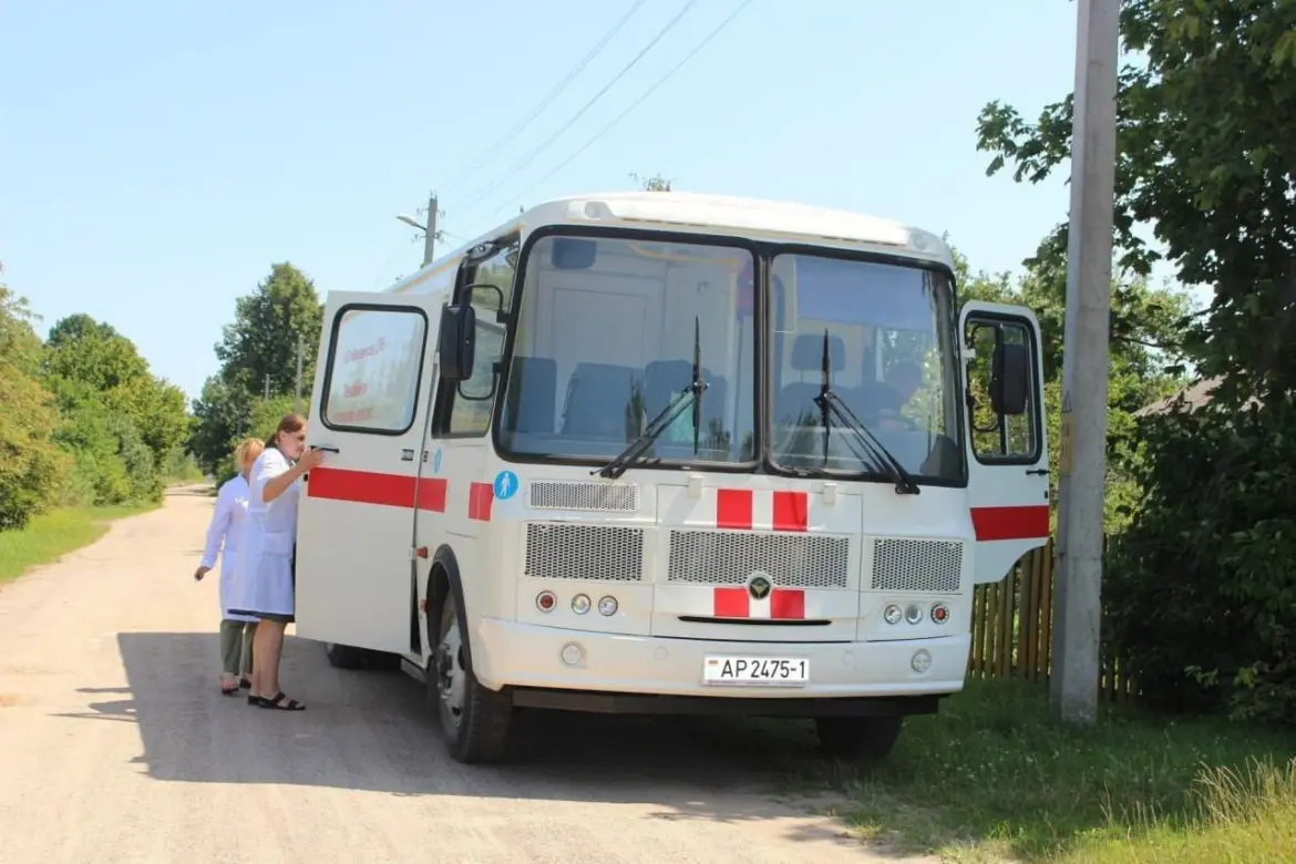 белый автобус-передвижной ФАП с красными крестами, возле него врачи в белых халатах