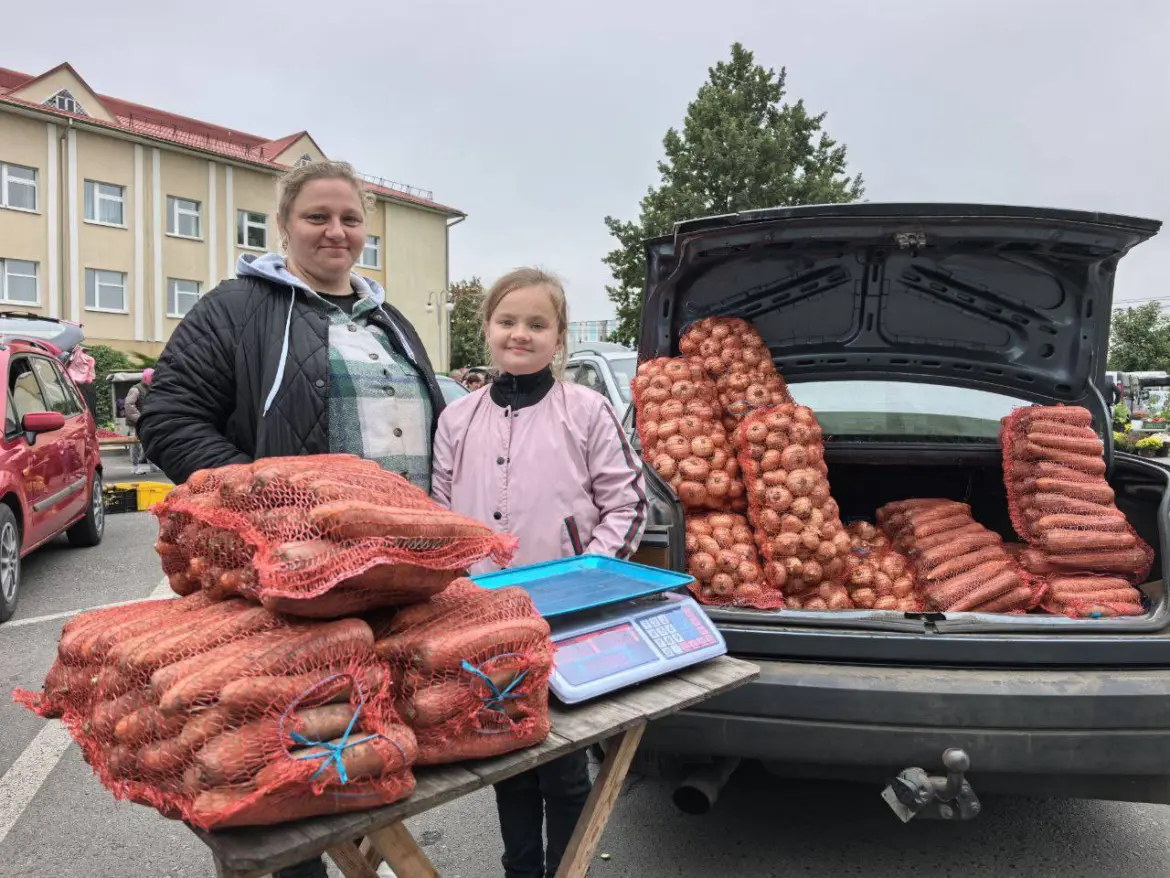 мама и дочка продают морковь со своего огорода