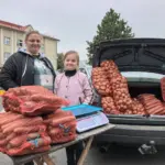 мама и дочка продают морковь со своего огорода