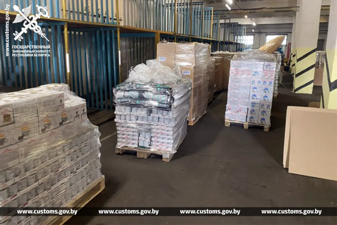 Палеты с коробками и упаковками корма для животных на складе таможни.