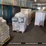 Палеты с коробками и упаковками корма для животных на складе таможни.