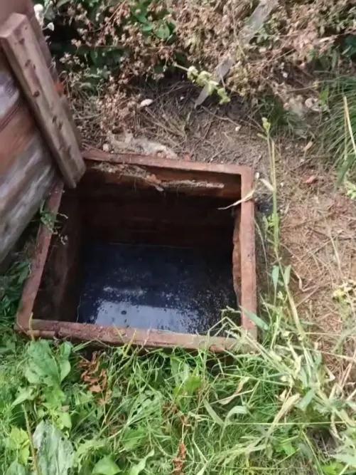 Выгребная яма во дворе