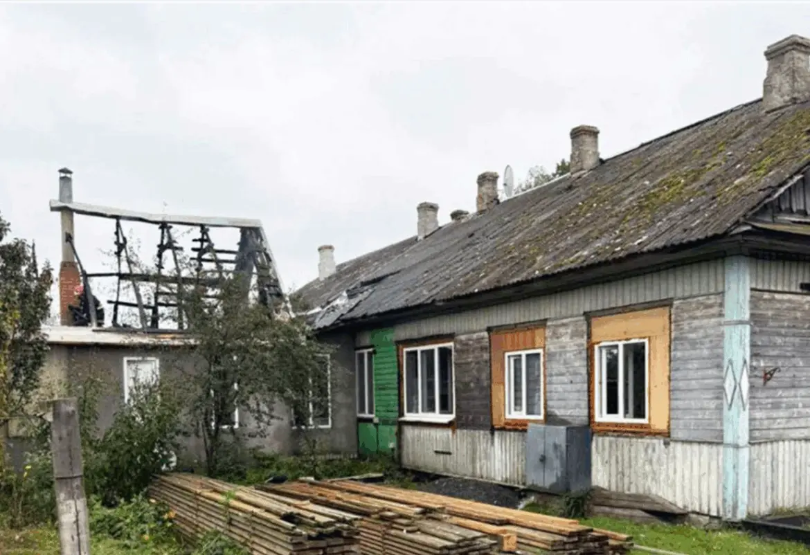 общий вид жилого дома на улице Комсомольской после пожара - часть крыши полностью выгорела