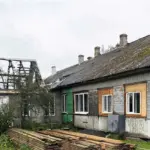 общий вид жилого дома на улице Комсомольской после пожара - часть крыши полностью выгорела