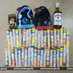 разложены изъятые товары - тюбики витаминов, банка кофе, бутылка виски и два поводка для собак