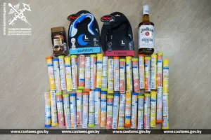 разложены изъятые товары - тюбики витаминов, банка кофе, бутылка виски и два поводка для собак