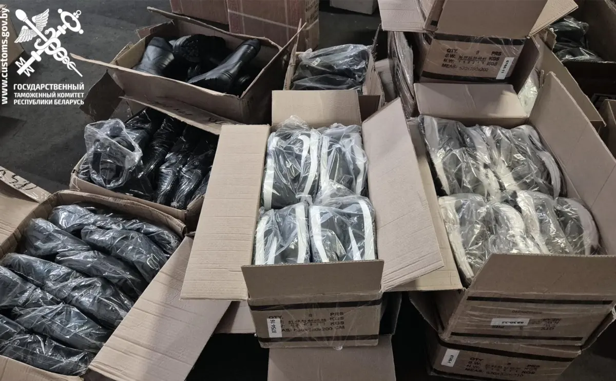 картонные коробки с обувью в полиэтиленовых пакетах, снятые на складе Витебской таможни.