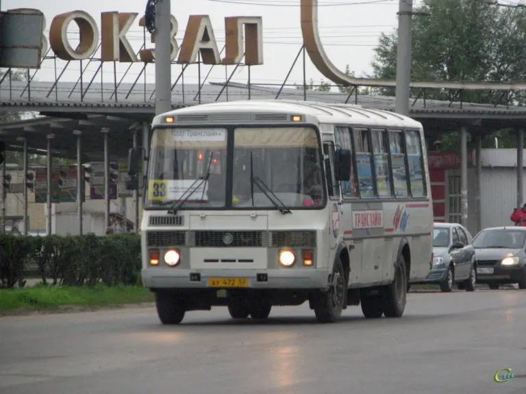 Городской автобус на дороге в Дзержинске, Беларусь, на фоне автовокзала.