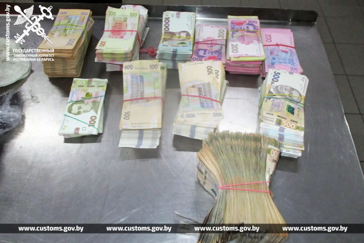 Деньги под капотом остановили украинку на выезде из Беларуси крупные стопки купюр номиналом 100, 200, 500 и 1000 гривен, разложенные на металлическом столе в таможне.