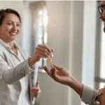 риэлтор передает ключи семье