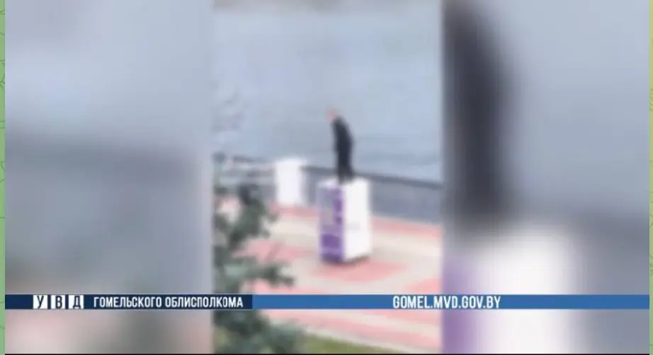 Парень в Гомеле залез на автомат с игрушками ради денег челлендж