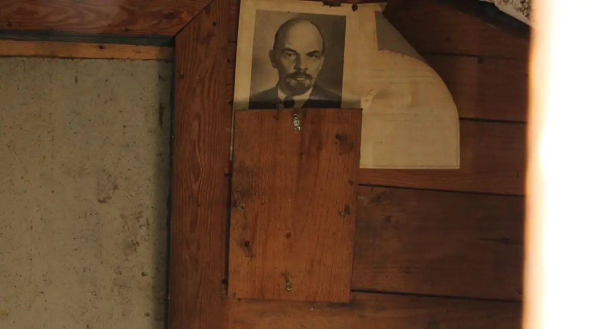 Через окно можно подсмотреть, что в бункере прячется Ленин