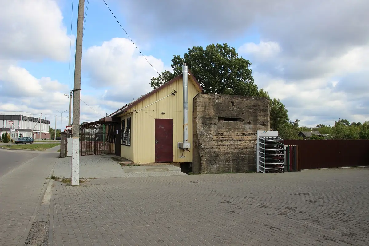 Дот в Телеханах прямо рядом с магазинном