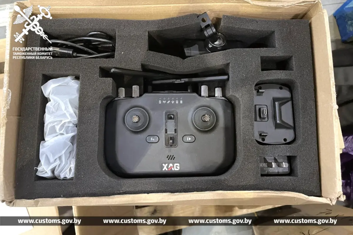 В коробке на поролоновой подложке лежит пульт управления дрона XAG с элементами комплектации