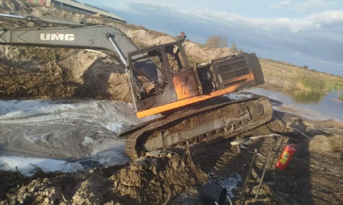 Горел экскаватор