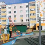 Дети играют на современной детской площадке в микрорайоне Кленовка в Ивацевичах.