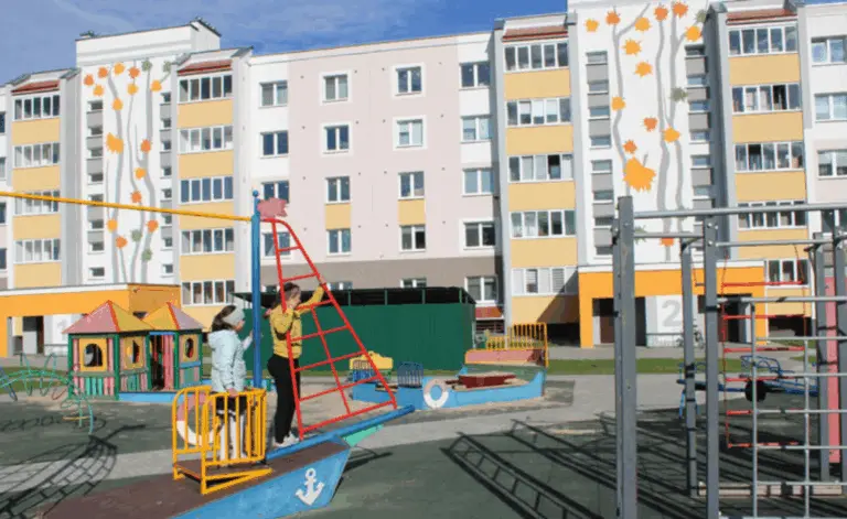 Дети играют на современной детской площадке в микрорайоне Кленовка в Ивацевичах.