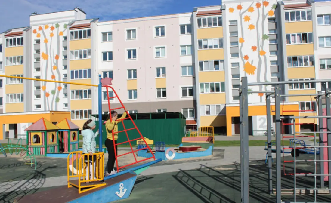 Детская площадка в Ивацевичах признана лучшей в Брестской области Дети играют на современной детской площадке в микрорайоне Кленовка в Ивацевичах.