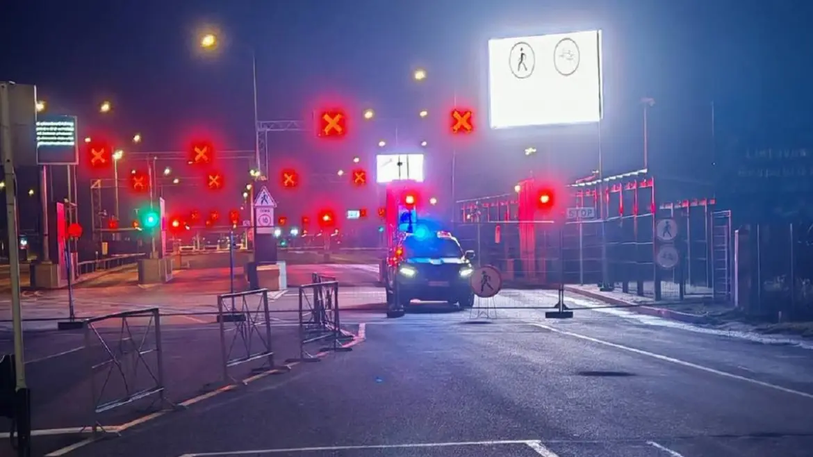 Литва закрыла границу