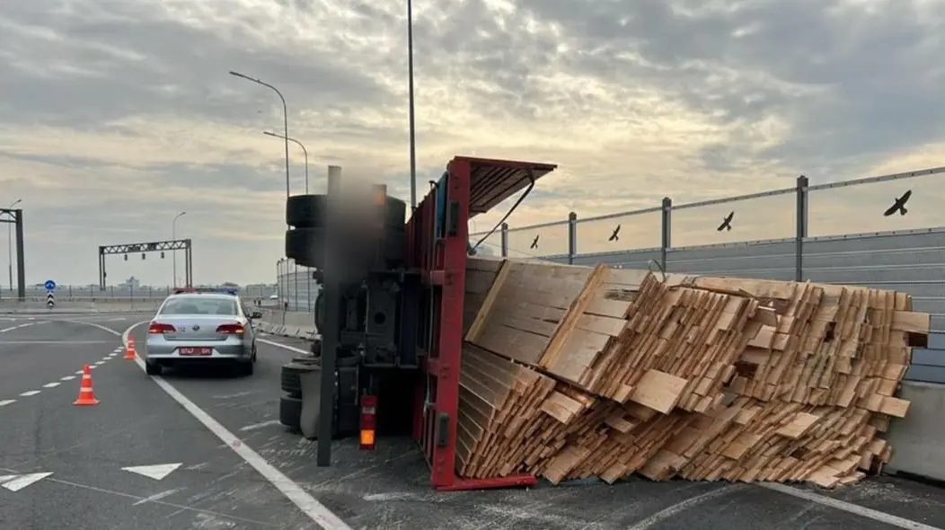 МАЗ перевозил древесину