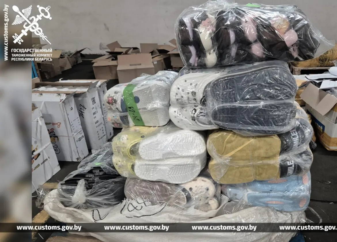 стопка мешков и коробок с разноцветной обувью