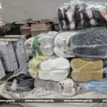 стопка мешков и коробок с разноцветной обувью