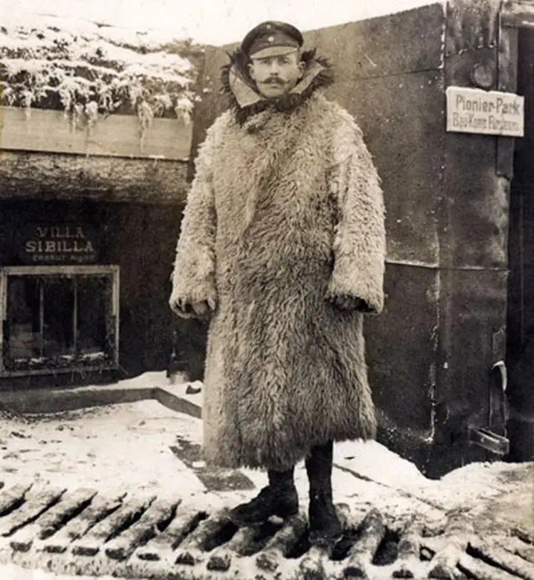 Мехом наружу надел белорусский тулуп баварский инженер-сапер