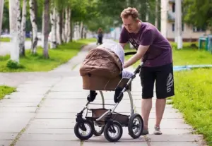 мужчина с коляской редкость в Беларуси