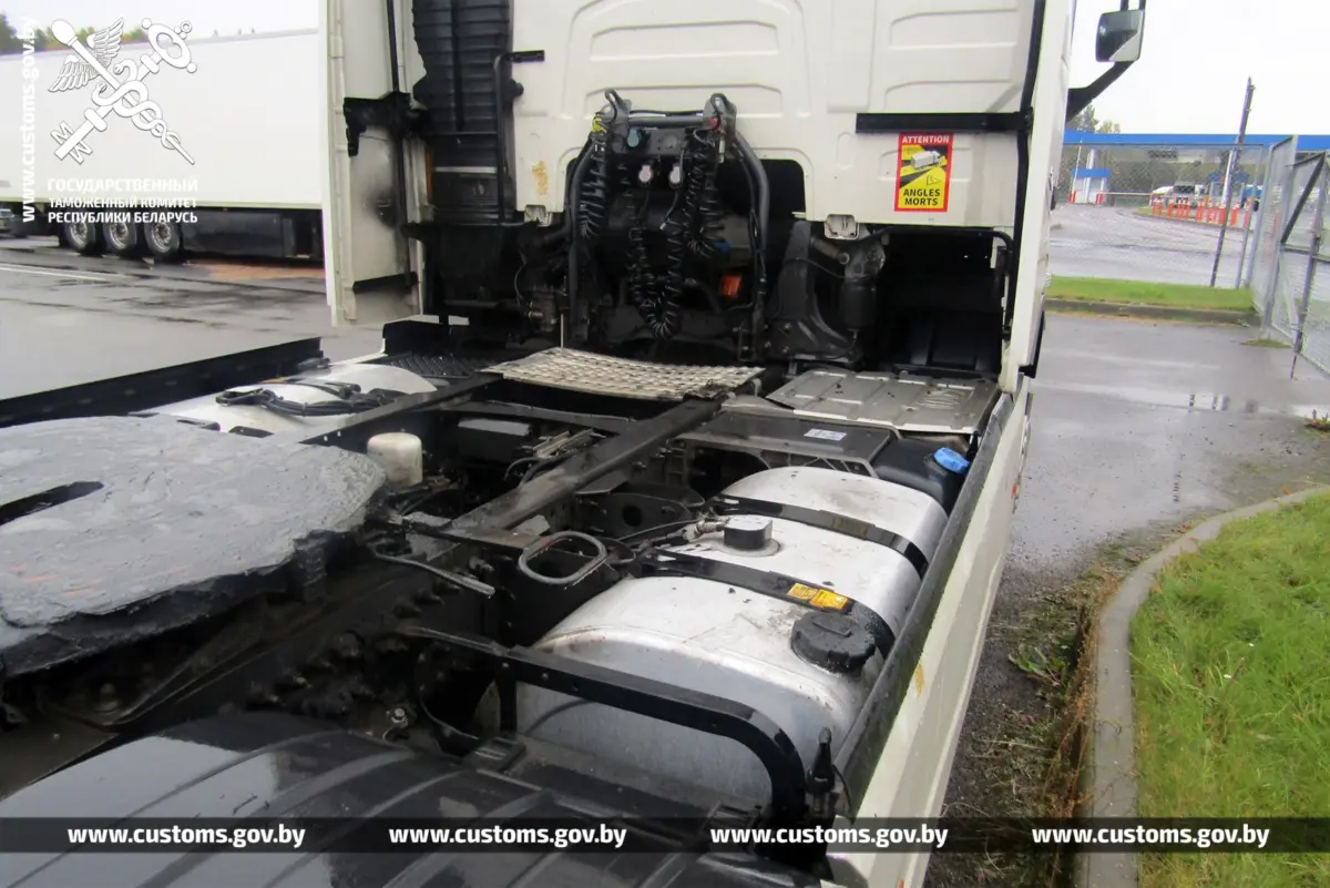 крупный план топливных баков грузовика,