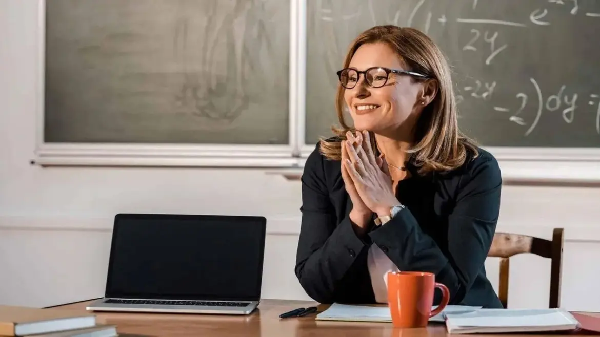 учитель в классе на уроке