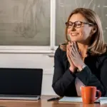 учитель в классе на уроке