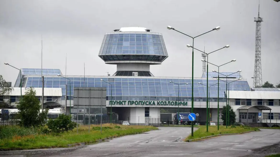 Современное здание пункта пропуска «Козловичи» на границе Беларуси и Польши, вид со стороны въезда.