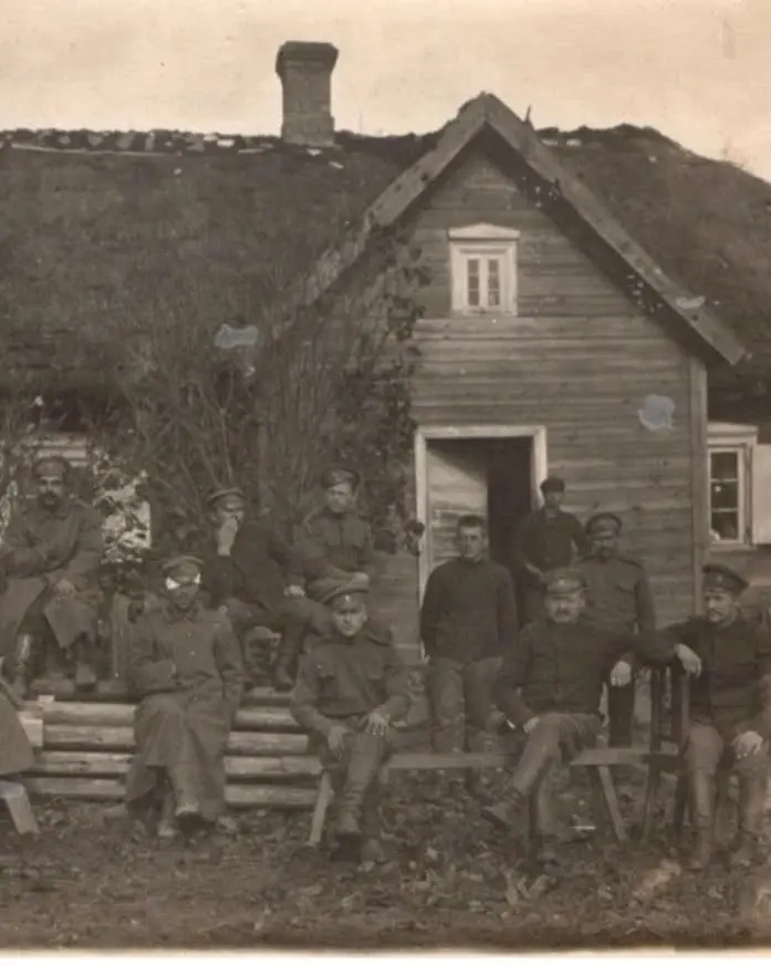 Солдаты русской императорской армии возле штаба в Телеханах