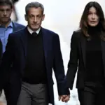 Николя с женой перед тюрьмой