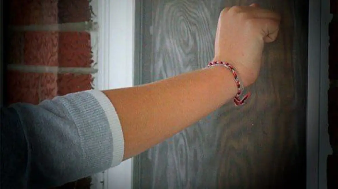 Стучит в дверь