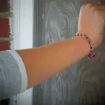 Стучит в дверь