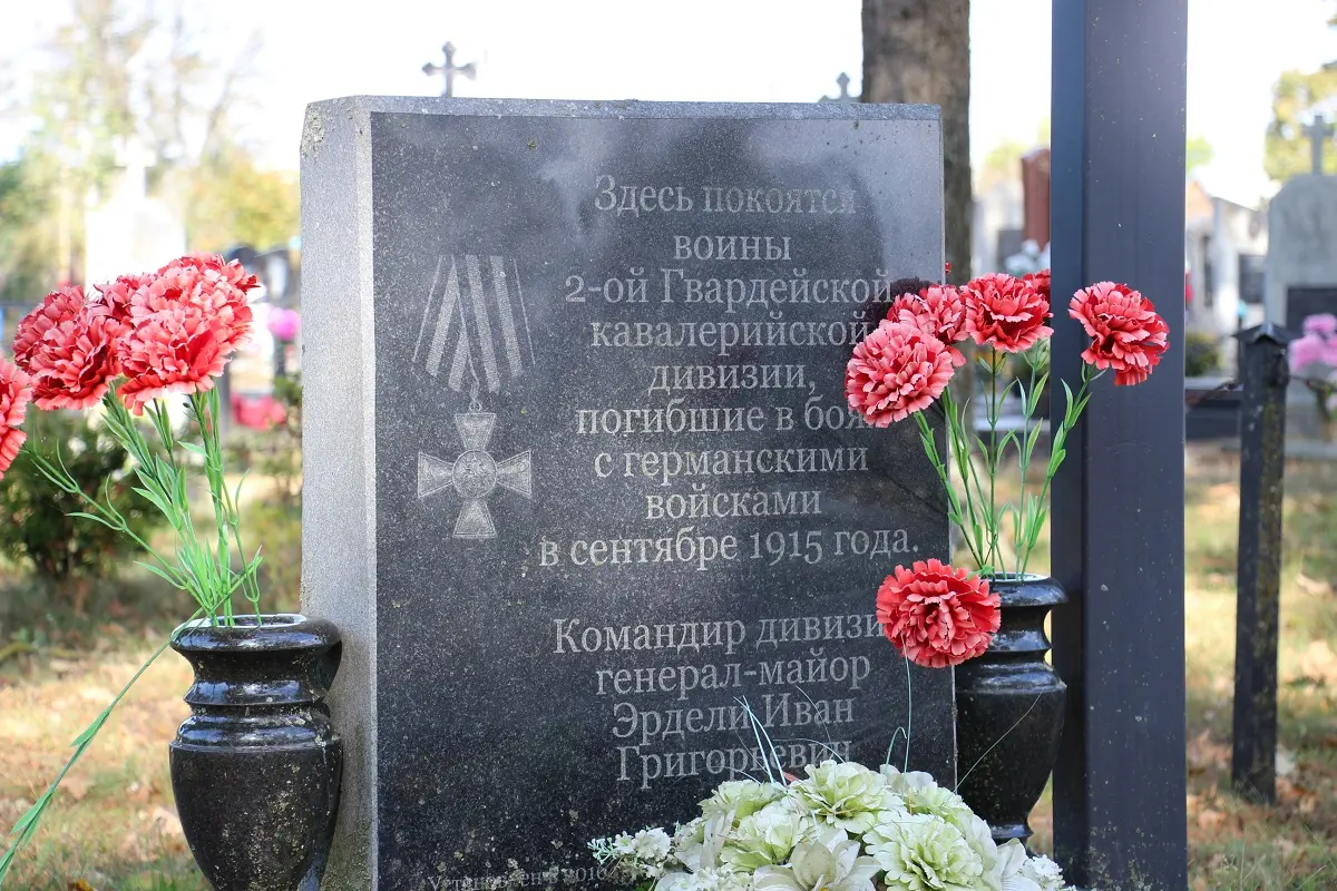 Памятник на православном кладбище в Телеханах