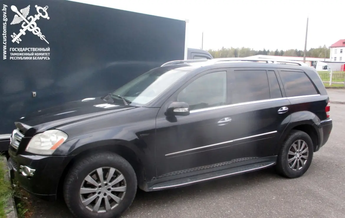 Что скрывалось под сиденьями у белоруса, ехавшего из Литвы черный внедорожник Mercedes