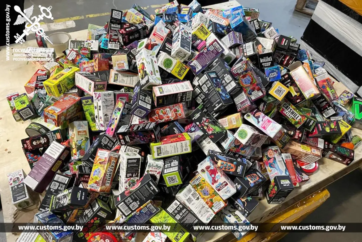 гора коробок с электронными сигаретами и товарами