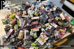 гора коробок с электронными сигаретами и товарами