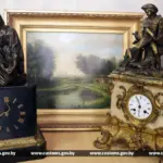 картина и каминные часы.